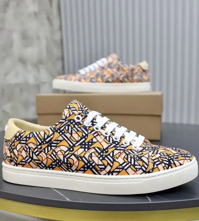 hype Burberry Sneakers