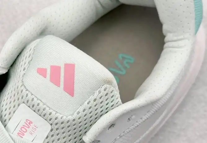 hype Adidas Sneakers