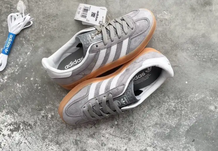 hype Adidas Sneakers