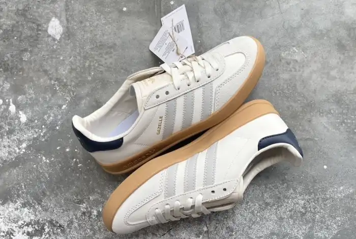 hype Adidas Sneakers