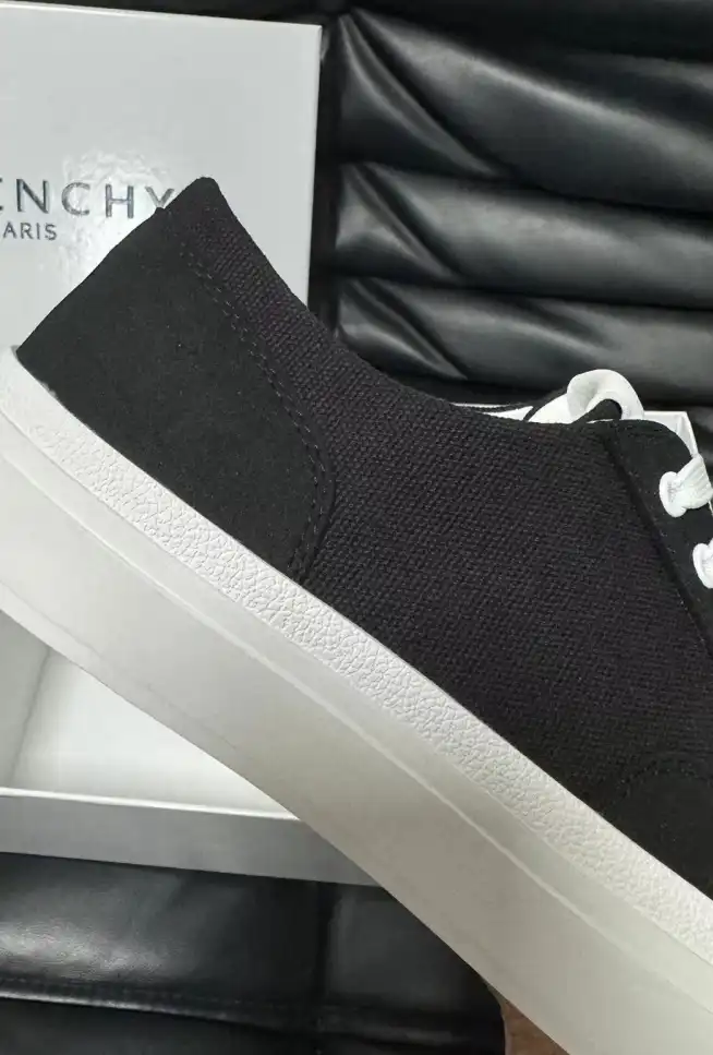 hype Givenchy Sneakers