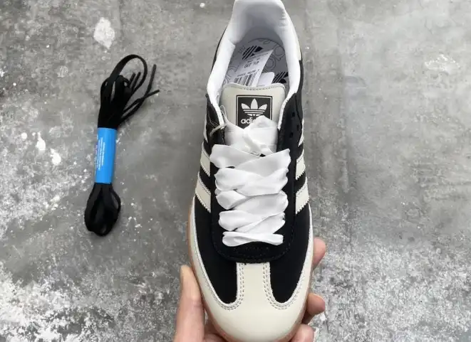 hype Adidas Sneakers