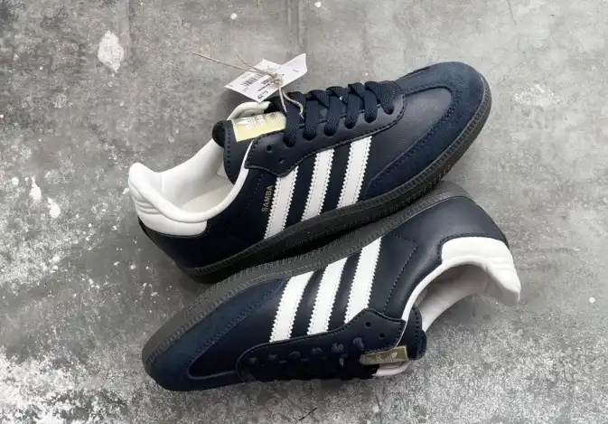 hype Adidas Sneakers