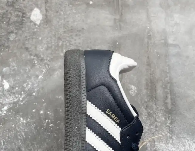 hype Adidas Sneakers