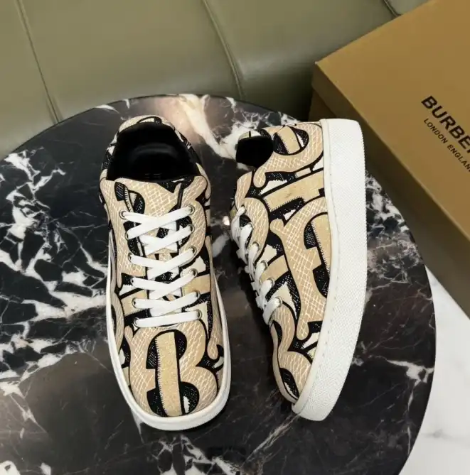 hype Burberry Sneakers