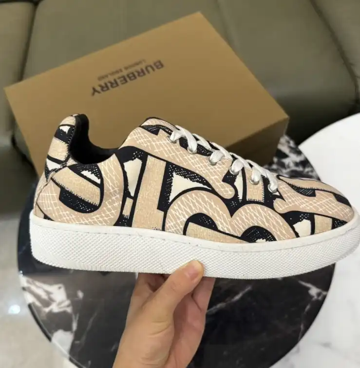 hype Burberry Sneakers