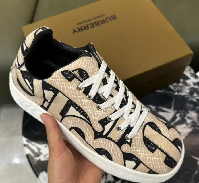 hype Burberry Sneakers