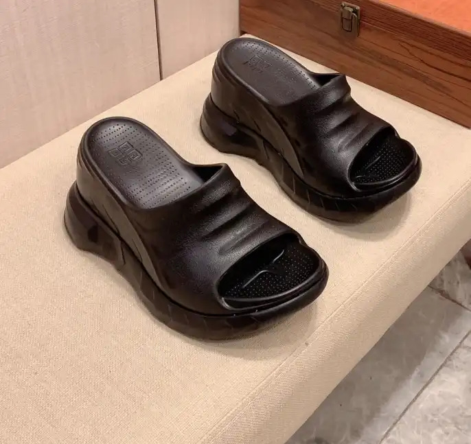 hype Gucci Slippers