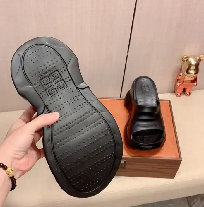 hype Gucci Slippers