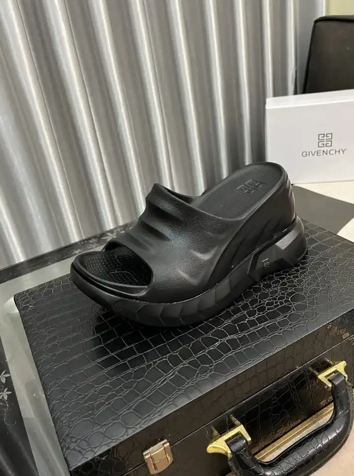 hype Givenchy Slippers