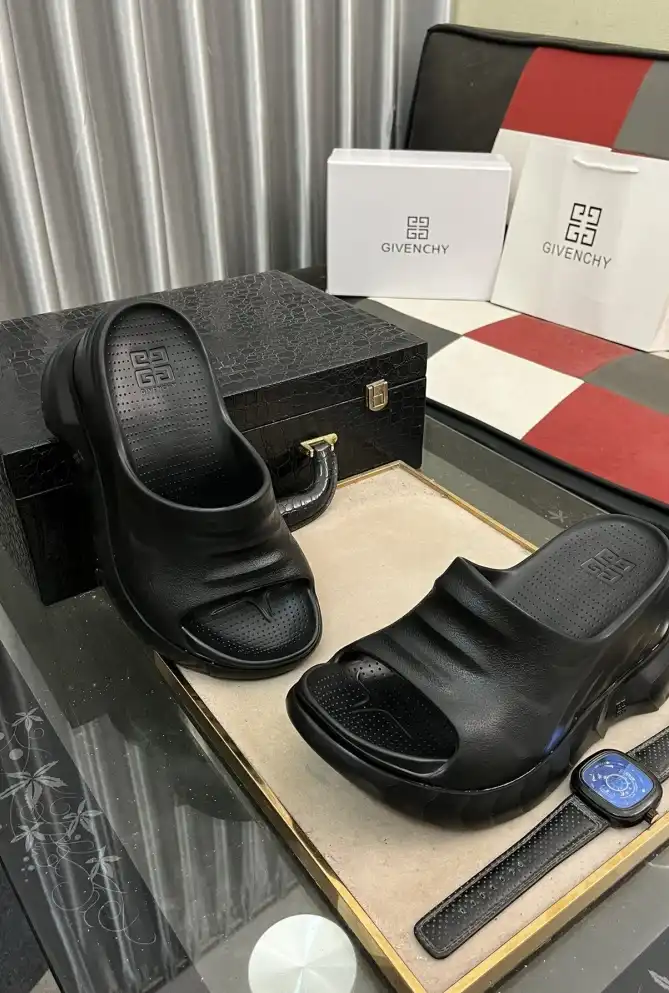 hype Givenchy Slippers