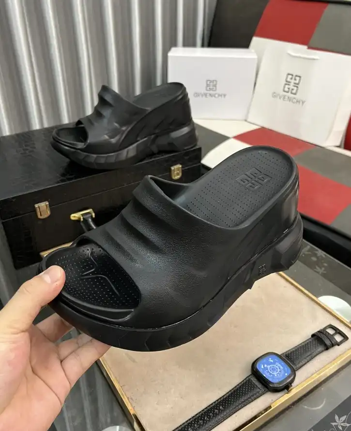 hype Givenchy Slippers