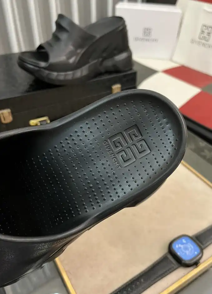 hype Givenchy Slippers