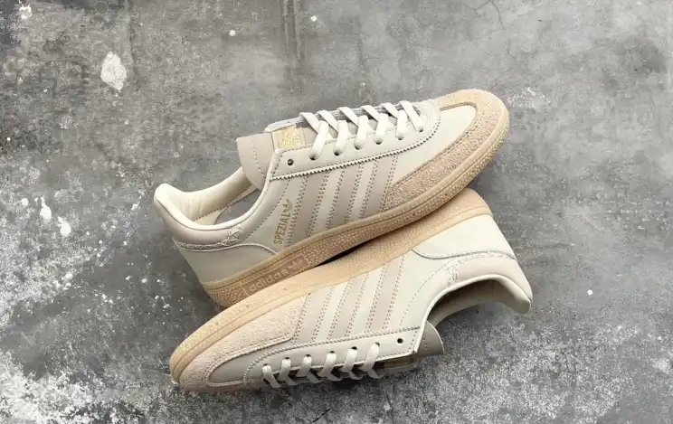 hype Adidas Sneakers