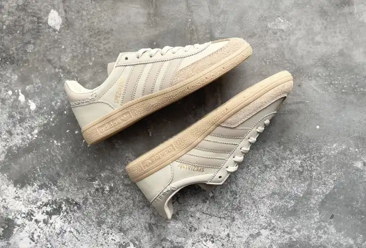 hype Adidas Sneakers