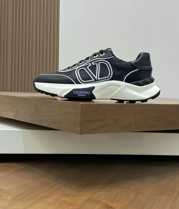 hype Valentino Sneakers