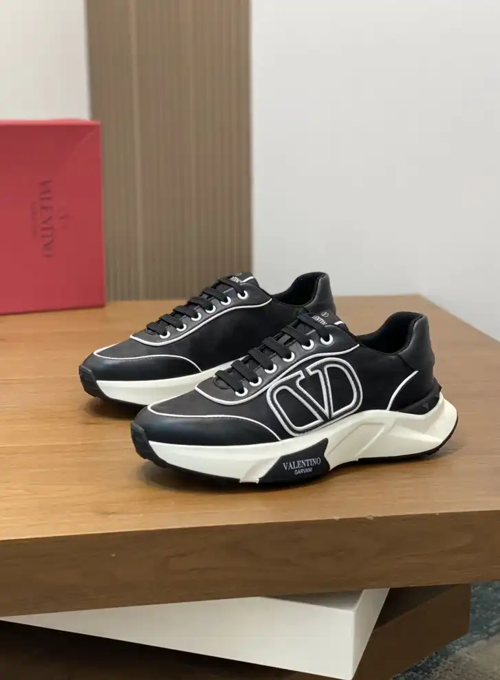 hype Valentino Sneakers