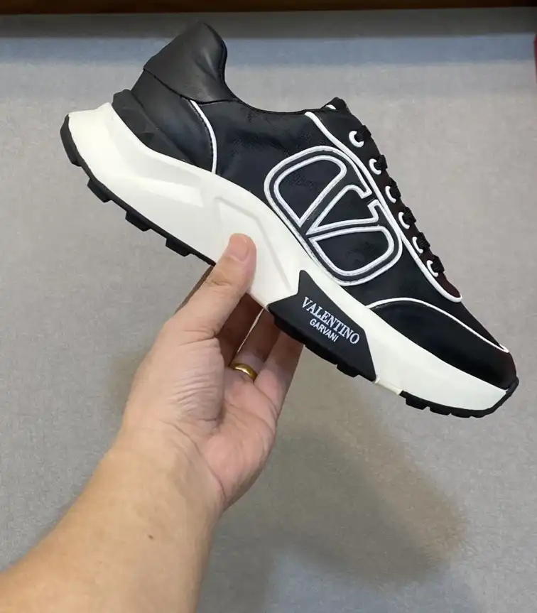 hype Valentino Sneakers