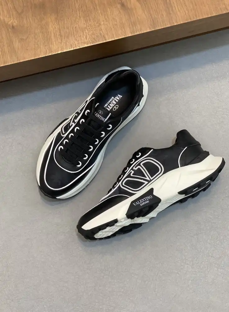 hype Valentino Sneakers