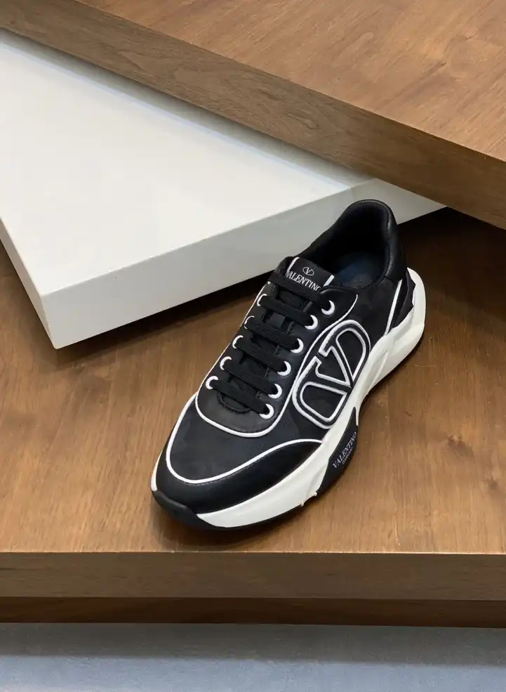 hype Valentino Sneakers