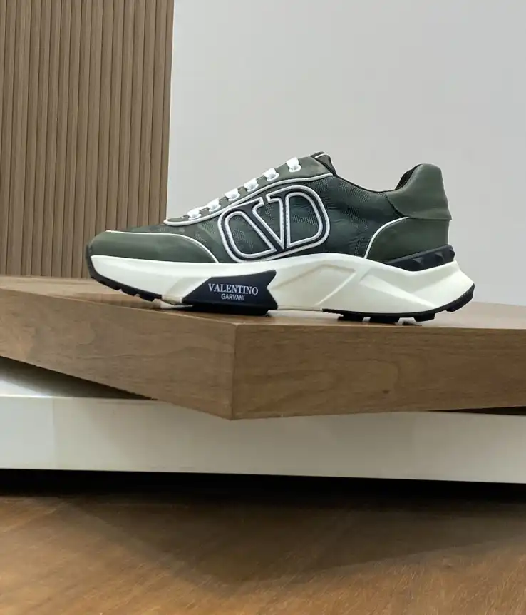 hype Valentino Sneakers