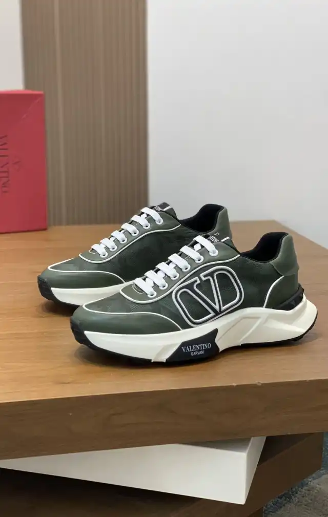 hype Valentino Sneakers