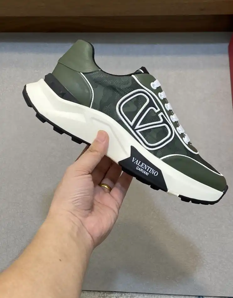 hype Valentino Sneakers