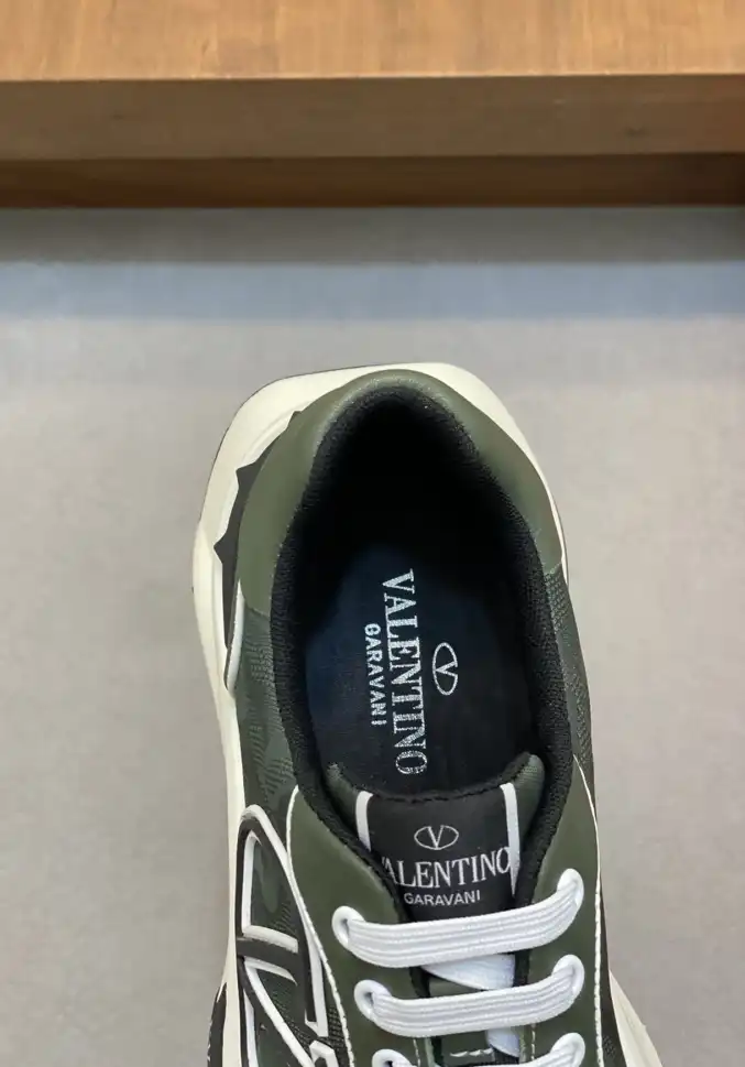 hype Valentino Sneakers