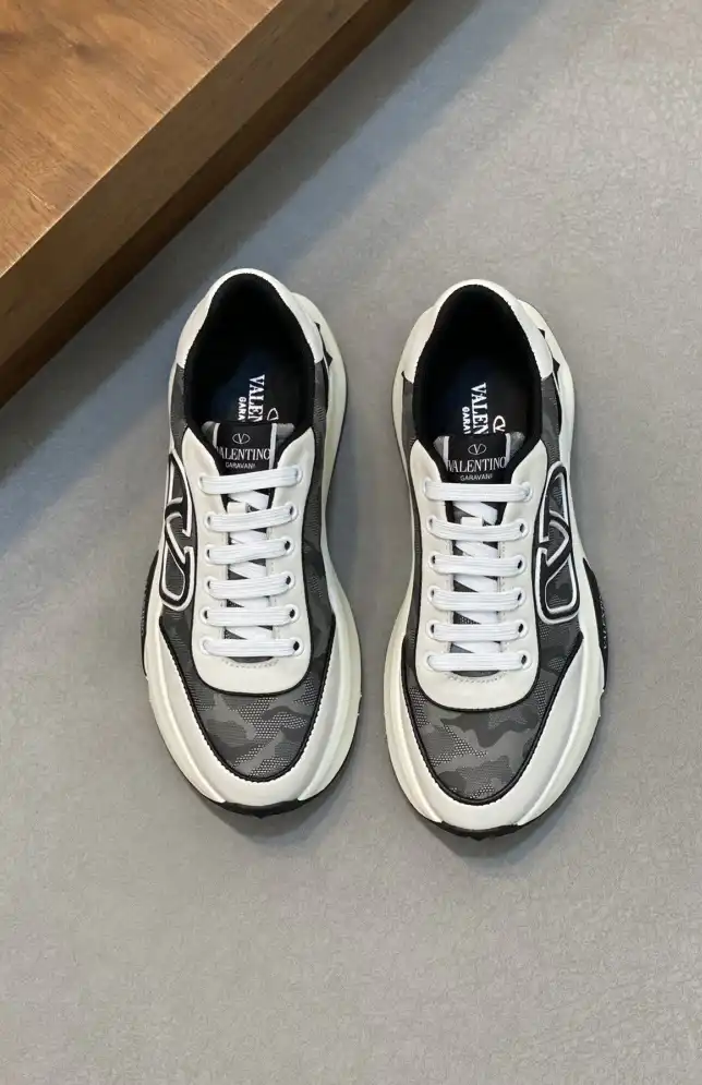 hype Valentino Sneakers