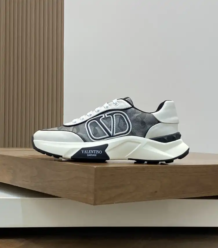 hype Valentino Sneakers