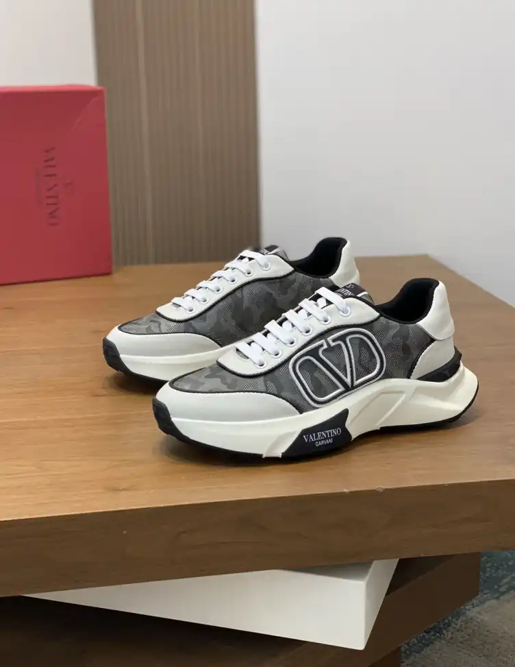 hype Valentino Sneakers