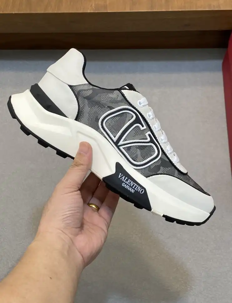 hype Valentino Sneakers