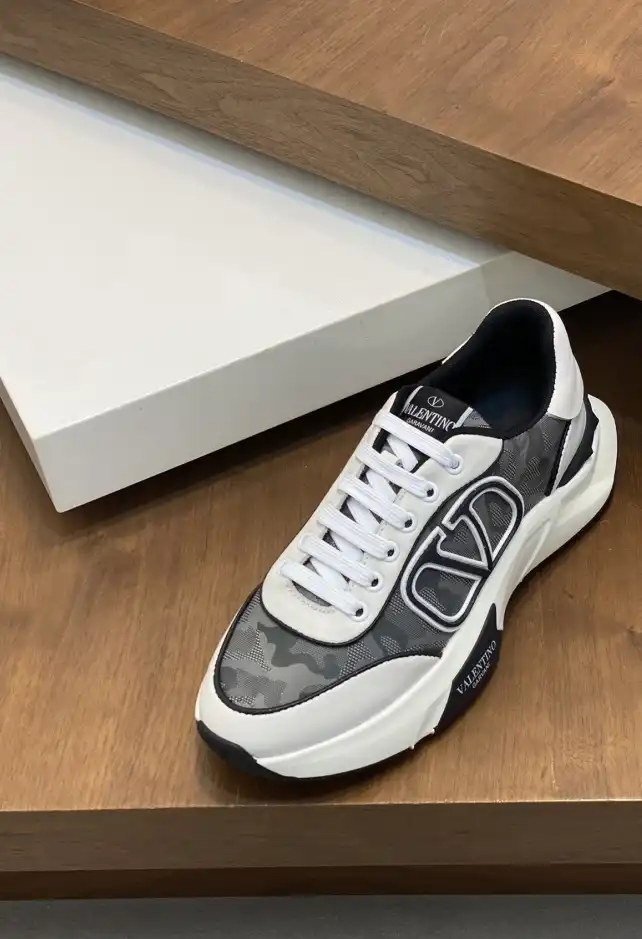 hype Valentino Sneakers