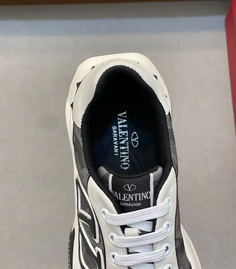 hype Valentino Sneakers