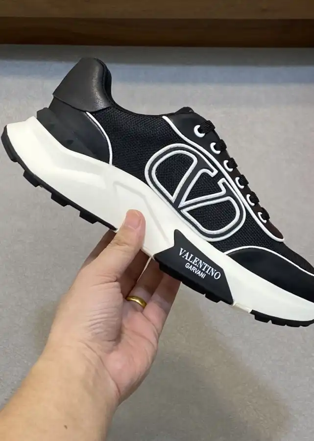 hype Valentino Sneakers