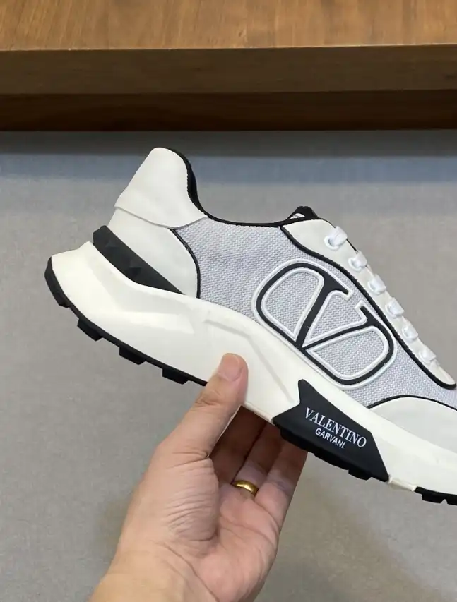 hype Valentino Sneakers