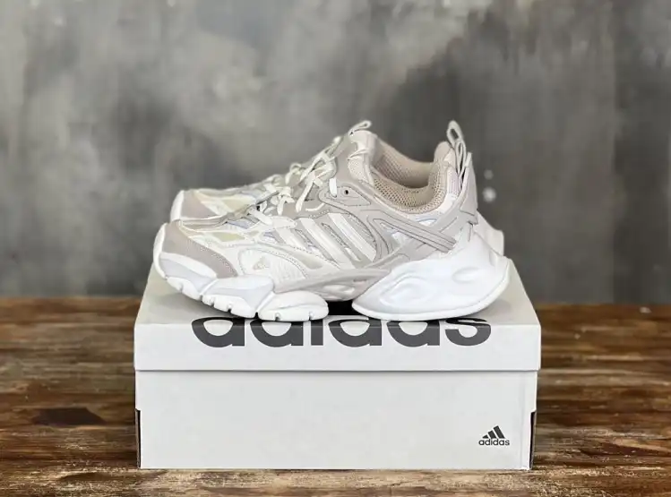 hype Adidas Sneakers