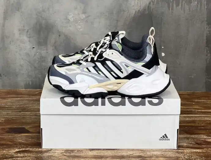 hype Adidas Sneakers