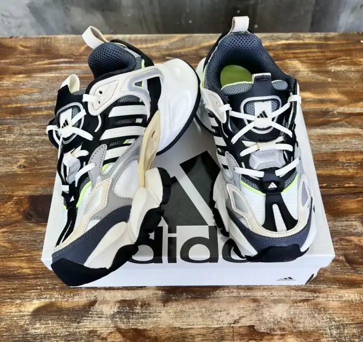 hype Adidas Sneakers