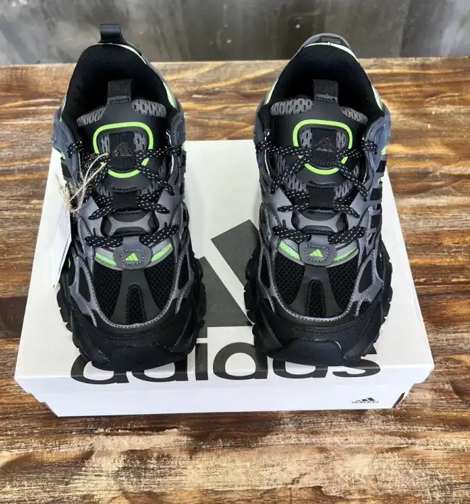 hype Adidas Sneakers