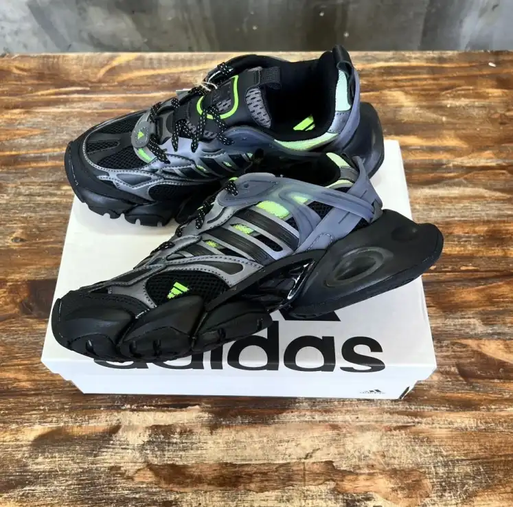 hype Adidas Sneakers