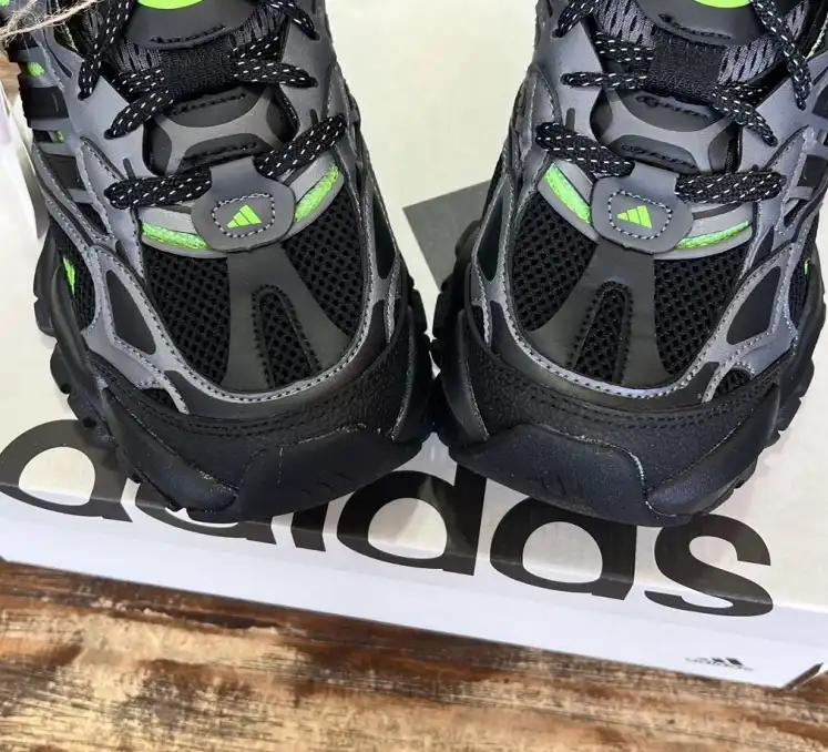 hype Adidas Sneakers