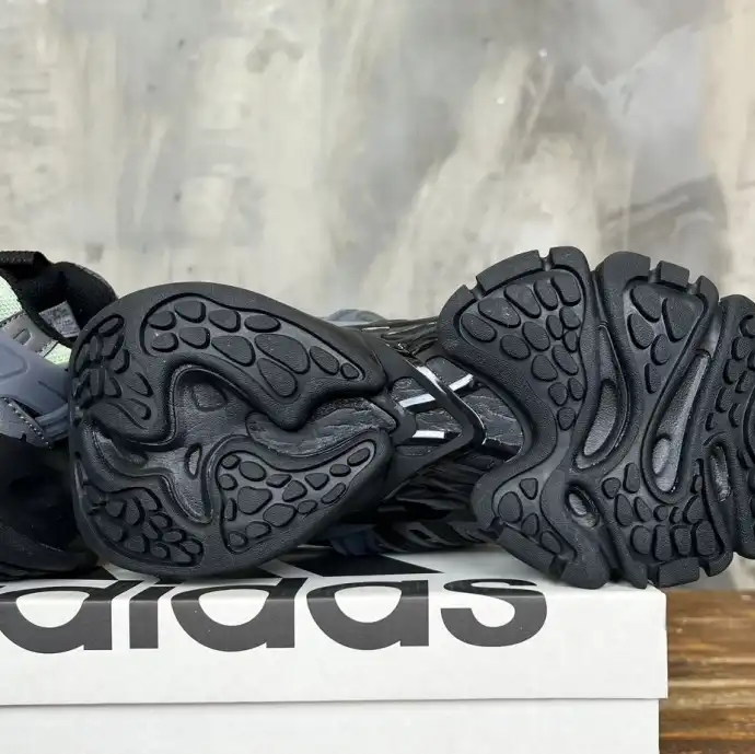 hype Adidas Sneakers