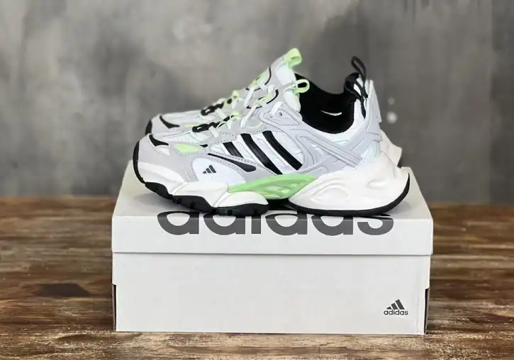 hype Adidas Sneakers