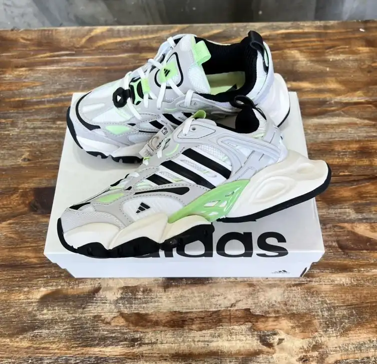 hype Adidas Sneakers