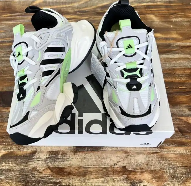 hype Adidas Sneakers