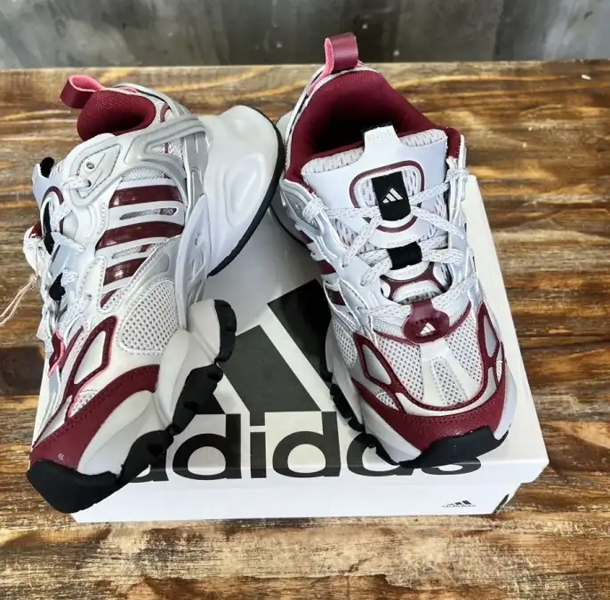 hype Adidas Sneakers