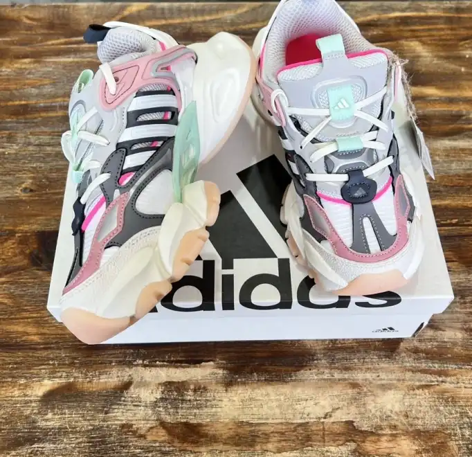 hype Adidas Sneakers