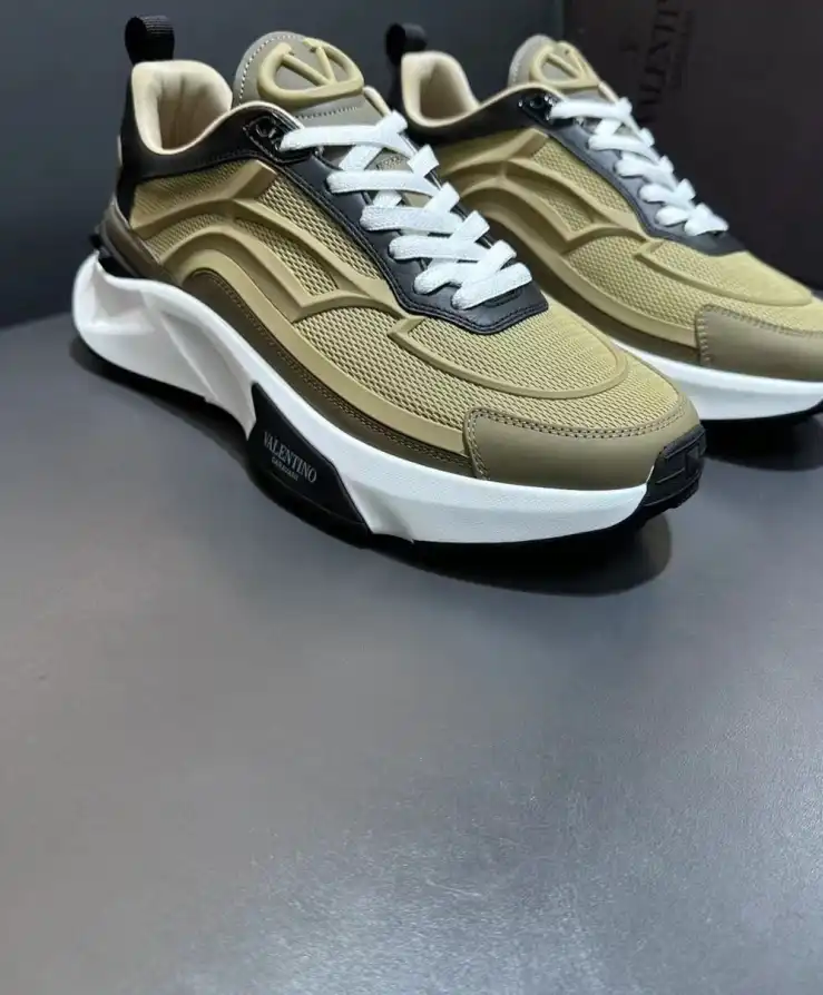 hype Valentino Sneakers