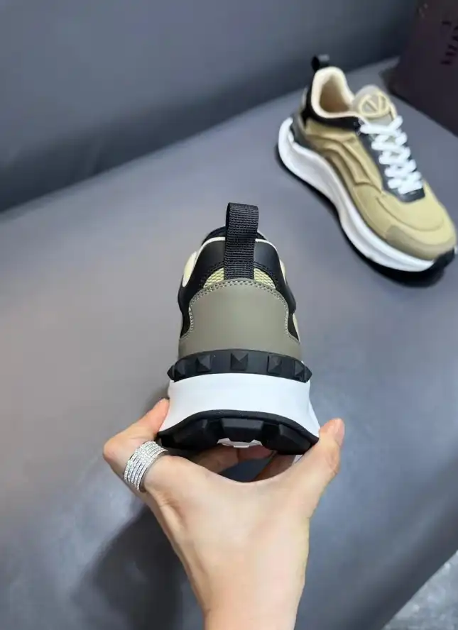 hype Valentino Sneakers